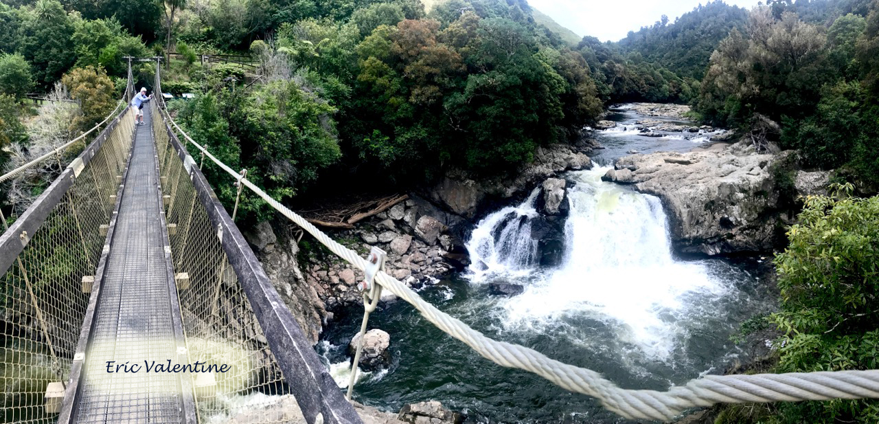 Wmmotu falls and bridge